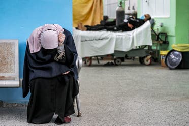 A Palestinian woman reacts while waiting for her husband (background) at the COVID-19 intensive care unit of al-Shifa Hospital in Gaza City on April 7, 2021. (File photo: AFP)