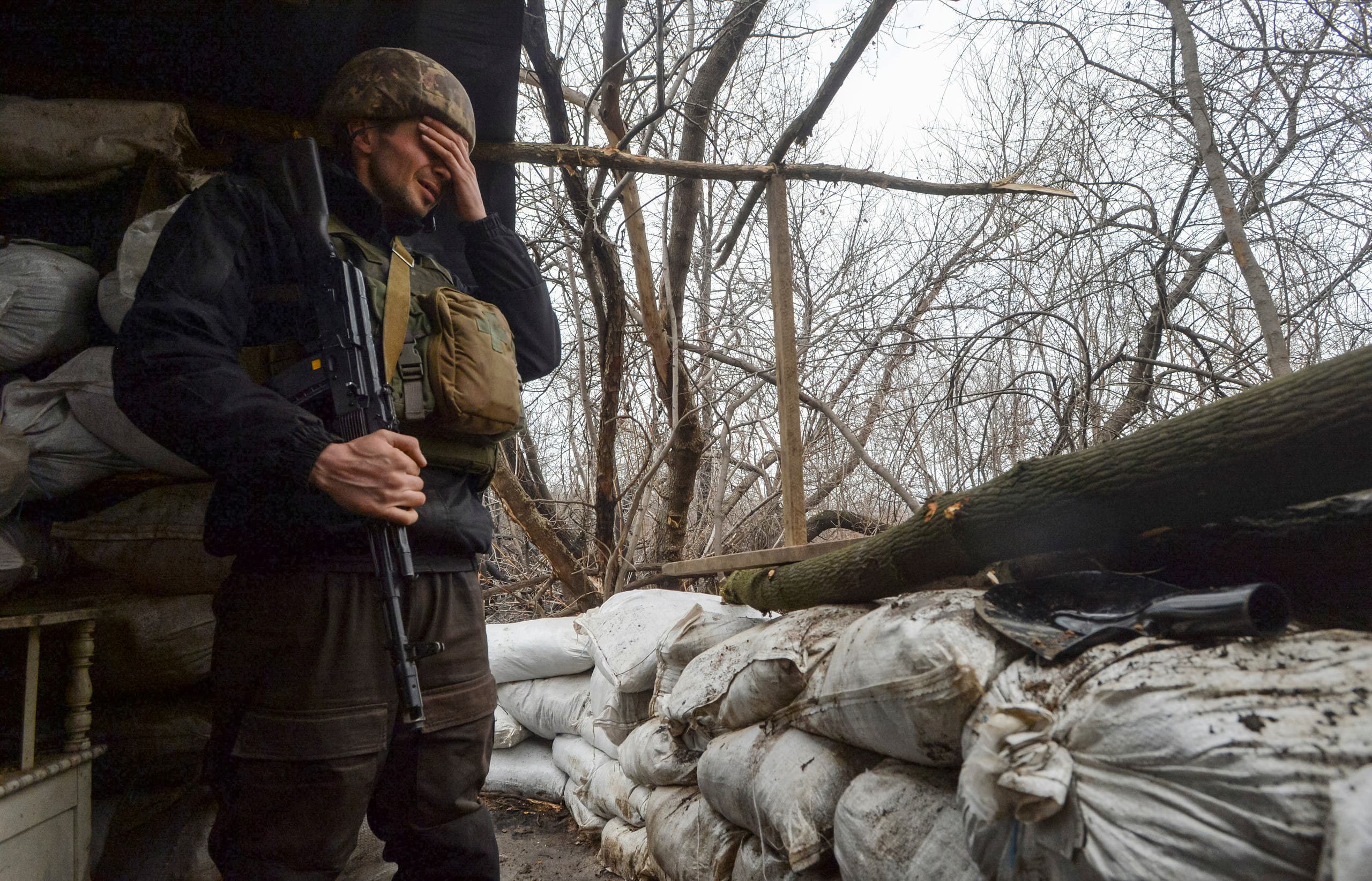 جندي أوكراني على جبهة القتال في دونباس