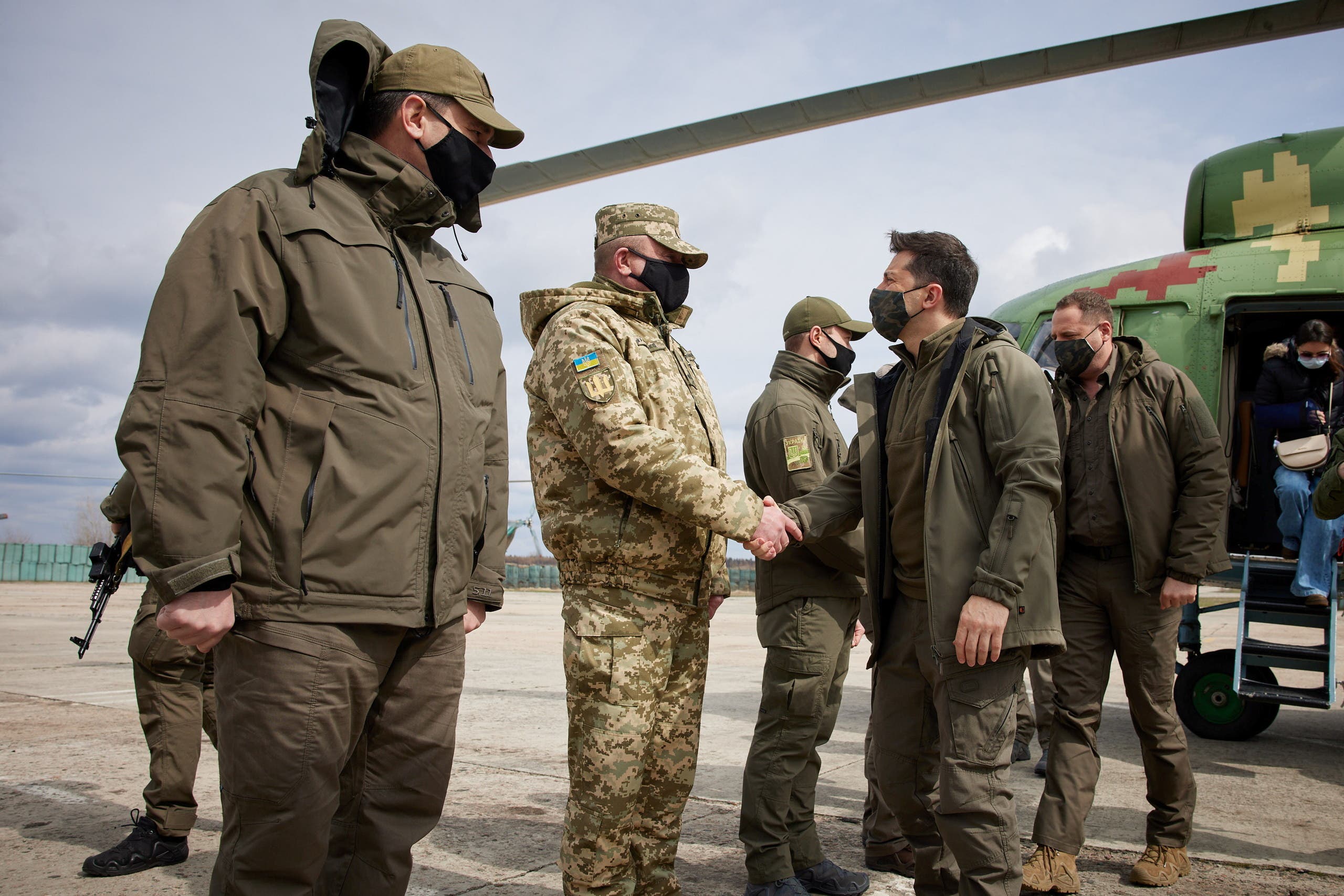 الرئيس الأوكراني فولوديمير زيلينسكي يزور جبهات القتال في دونباس