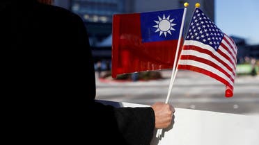 A demonstrator holds flags of Taiwan and the United States in Burlingame, California. (File Photo: Reuters)