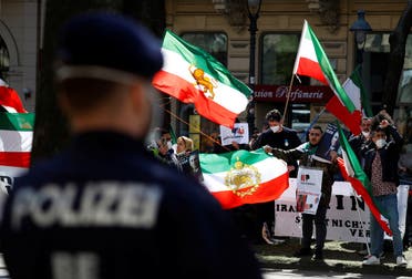 معارضون إيرانيون خارج الفندق الذي تجري فيه مفاوضات نووي إيران في فيينا (أسوشييتد برس)