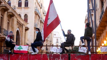 متظاهرون في لبنان ضد القيود المفروضة من قبل المصارف