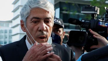 Portugal's former Prime Minister Jose Socrates holds his protective mask as he leaves the court after hearing the rule that he will not stand trial over corruption charges in Lisbon, Portugal, April 9, 2021. (File photo: Reuters)
