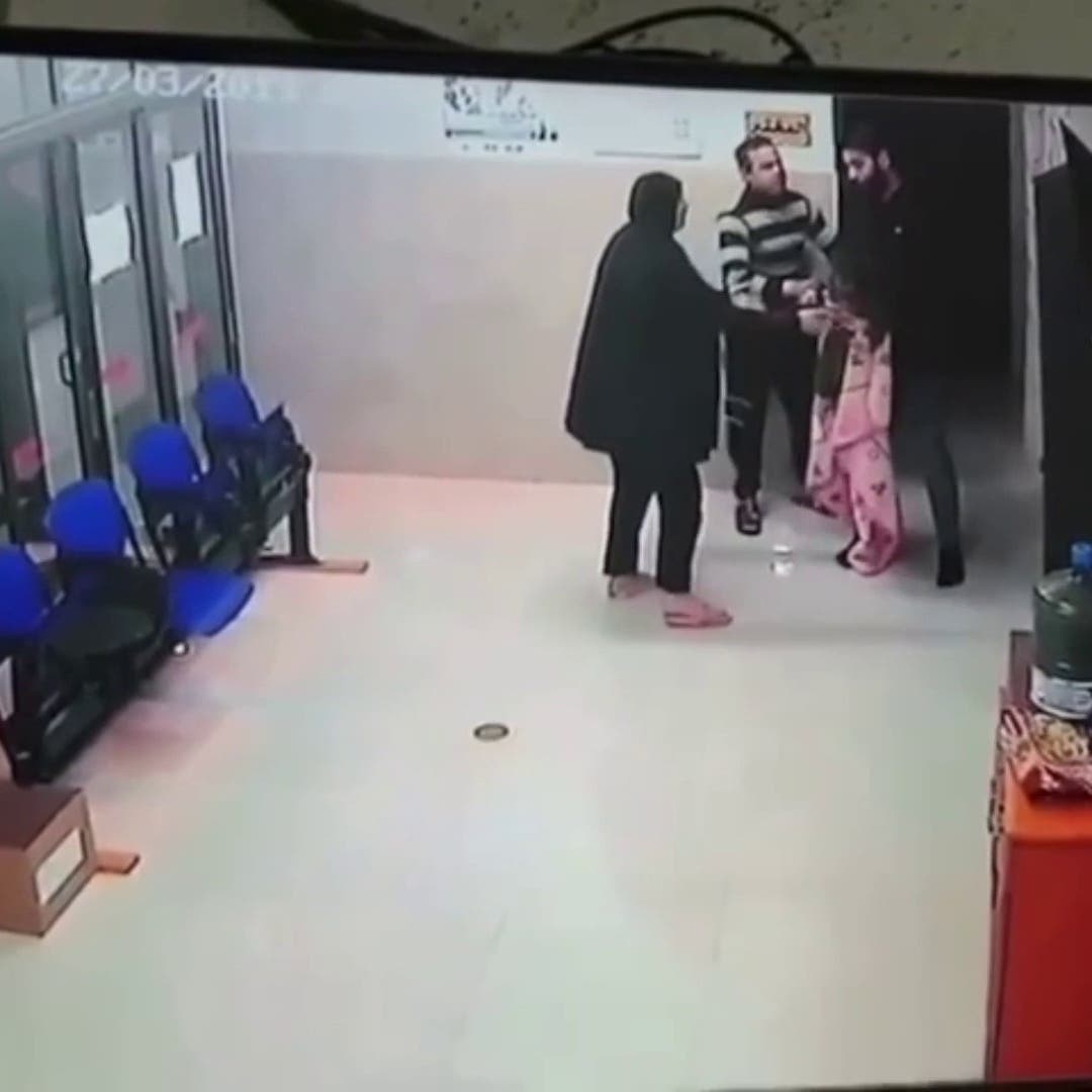 فيديو يحبس الأنفاس.. كيف أنقذ طبيب طفلة فلسطينية من الموت خنقا؟