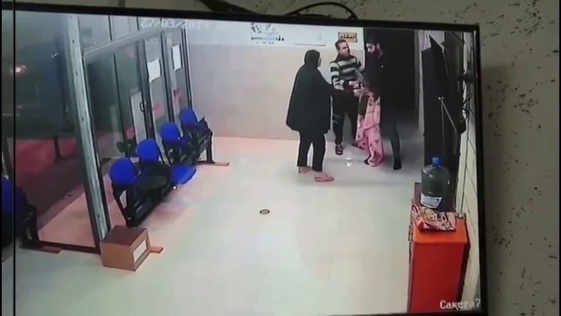 لحظة انقاذ طبيب فلسطيني لطفلة تعاني من حالة حرجة