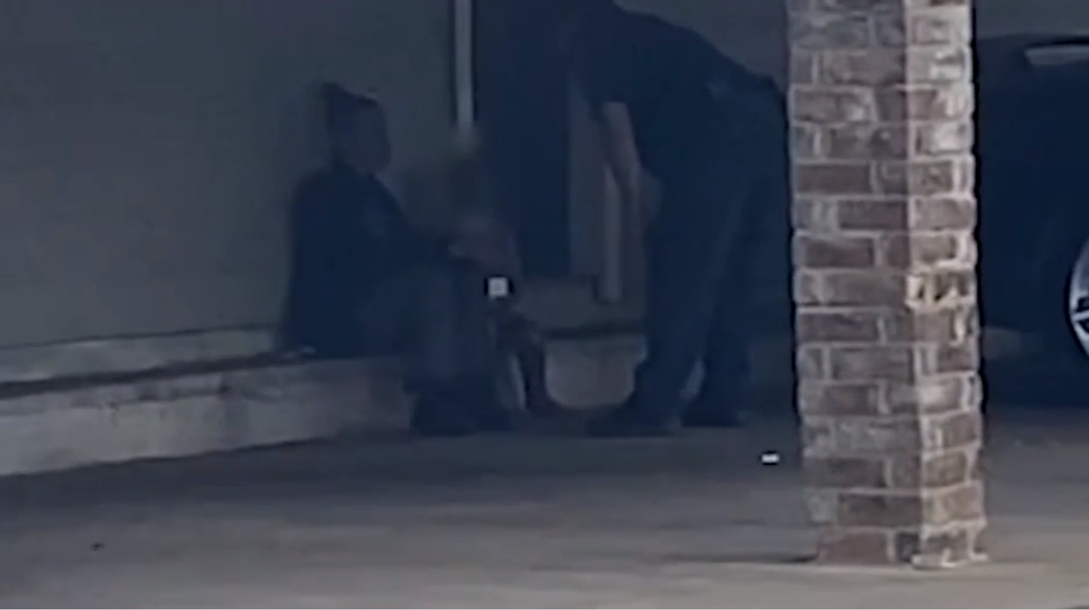 شرطي يتحدث إلى الطفل الذي قتل أخاه