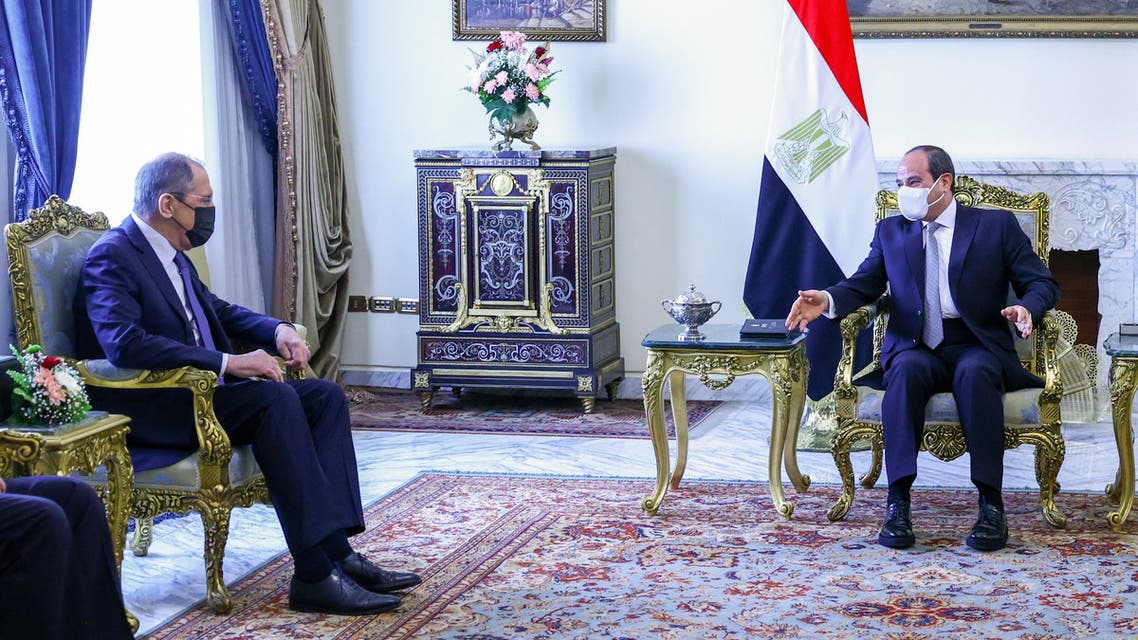 الرئيس المصري عبد الفتاح السيسي ووزير الخارجية الروسي سيرغي لافروف (أرشيفية- فرانس برس)