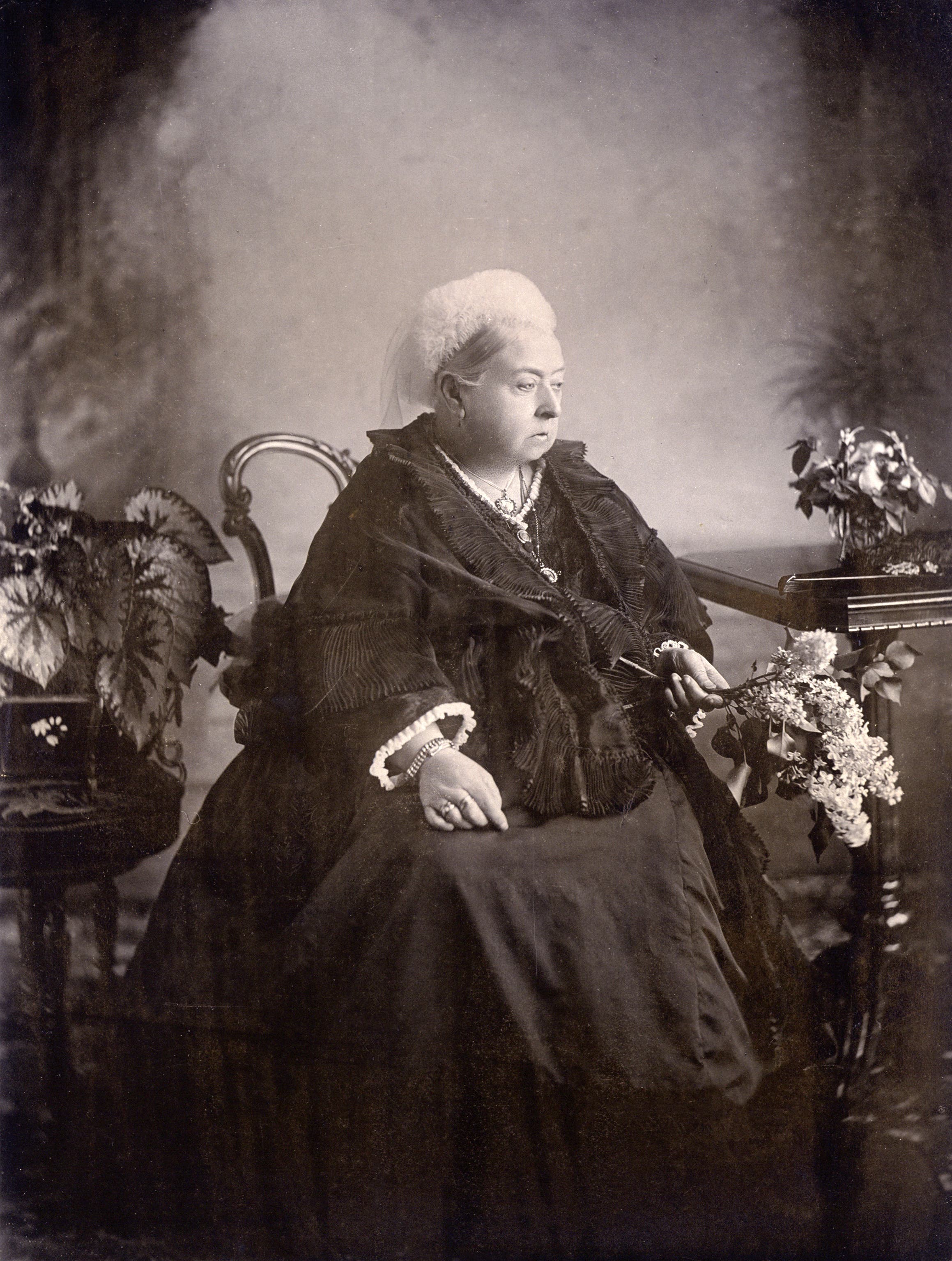 صورة فوتوغرافية للمكلة فكتوريا وهي مرتدية ثيابها السوداء حدادا على زوجها