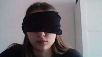 إرغام تلميذة إيطالية على عصب عينيها خلال امتحان عبر الإنترنت
