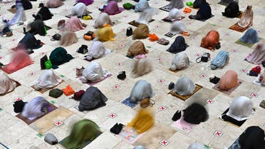 Muslim women offer prayers on the first night of Ramadan at the Istiqlal grand mosque in Jakarta on April 12, 2021. (File photo: AFP)