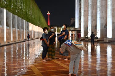 Muslim youths have their picture after prayers on the first night of Ramadan at the Istiqlal grand mosque in Jakarta on April 12, 2021. (File photo: AFP)