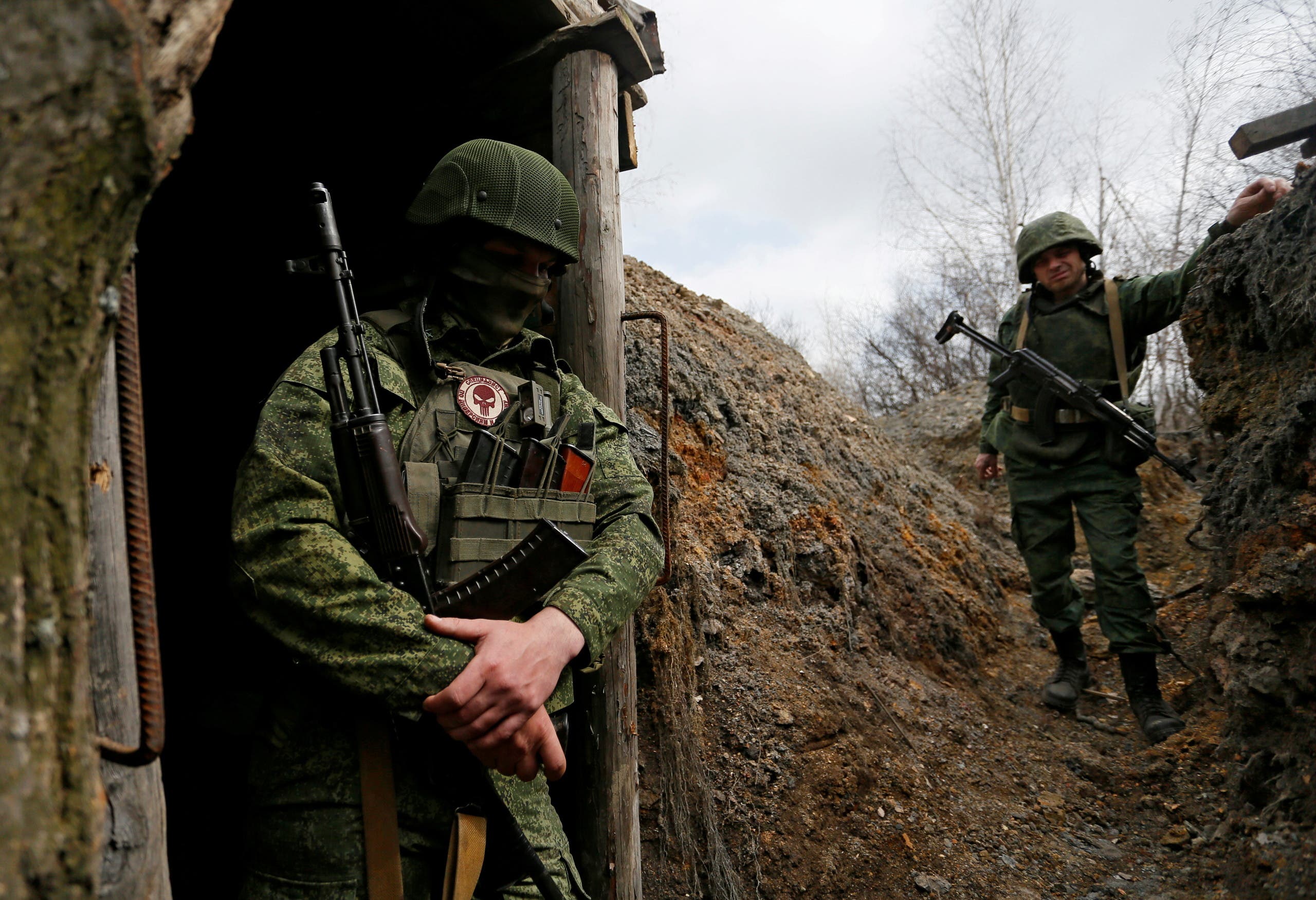 مقاتلون مدعومون من روسيا شرق أوكرانيا (رويترز)