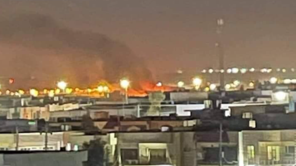 مشاهد تظهر اندلاع النيران في مطار أربيل بعد استهدافه بصاروخ