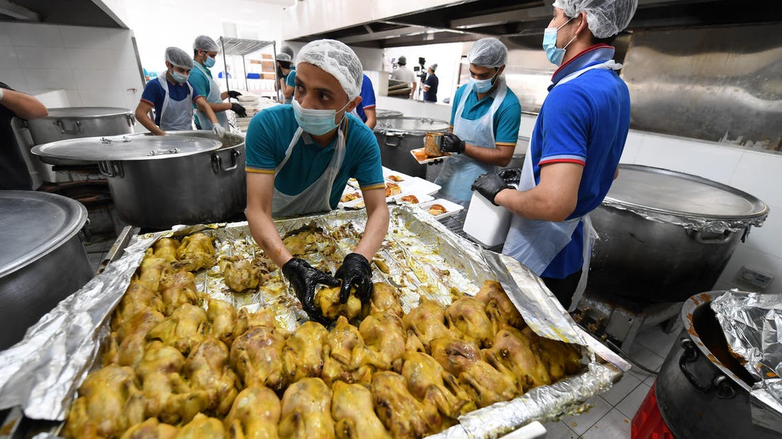 Volunteers prepare Iftar meals to be given to migrant workers during the Muslim holy month of Ramadan on April 28, 2020 in Dubai. (File photo: AFP)