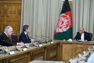 وزير الخارجية الأميركي أنتوني بلينكن والرئيس الأفغاني