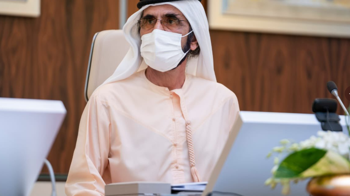 محمد بن راشد أثناء ترأسه جلسة مجلس الوزراء الإماراتي