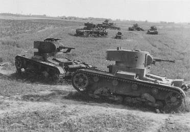 دبابات سوفيتية من نوع تي 26 مدمرة مع بداية الهجوم الألماني