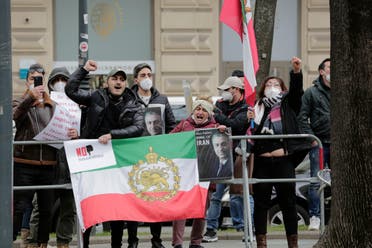 معارضون إيرانيون أمام مقر المفاوضات حول الاتفاق النووي الإيراني في فيينا (أرشيفية- أسوشييتد برس)