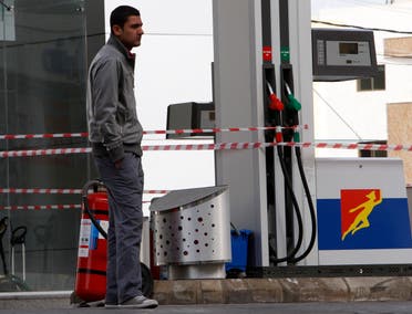 إقفال إحدى محطات الوقود في لبنان بسبب نقص البنزين (أرشيفية من رويترز)
