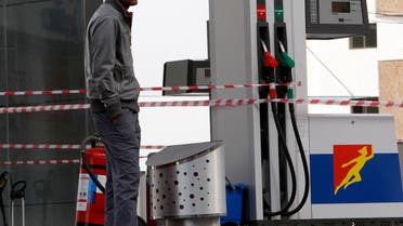 إقفال إحدى محطات الوقود في لبنان بسبب نقص البنزين (رويترز)