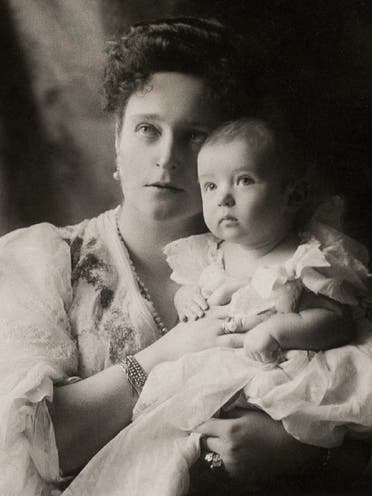 صورة لوريث عرش روسيا ألكسي مع والدته