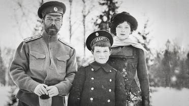 صورة لوريث عرش روسيا ألكسي مع والده ووالدته