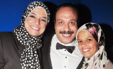الراحل خالد الصالح يتوسط زوجته وابنته - صورة أرشيفية