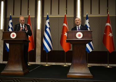 وزير الخارجية اليوناني نيكوس ديندياس ونظيره التركي مولود جاويش أوغلو (أرشيفية- أسوشييتد برس)