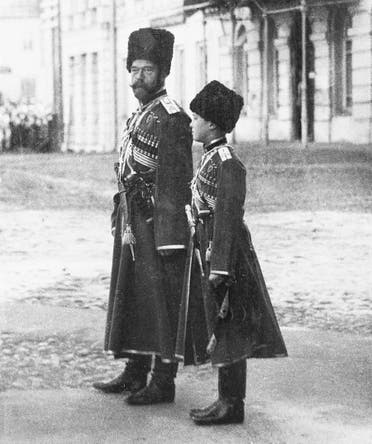 صورة للقيصر نيقولا الثاني وابنه ألكسي وهما بالزي العسكري