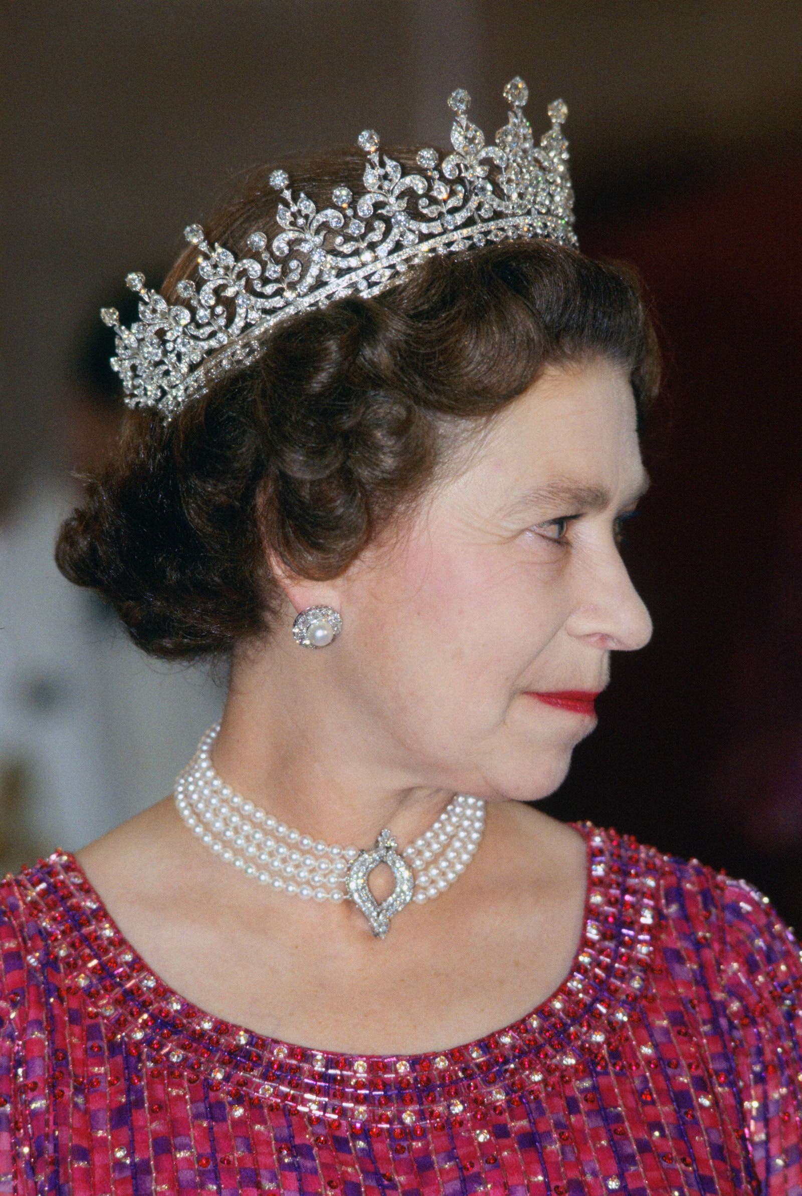 الملكة إليزابيت ترتدي العقد نفسه خلال زيارة إلى بنغلادش في العام 1983