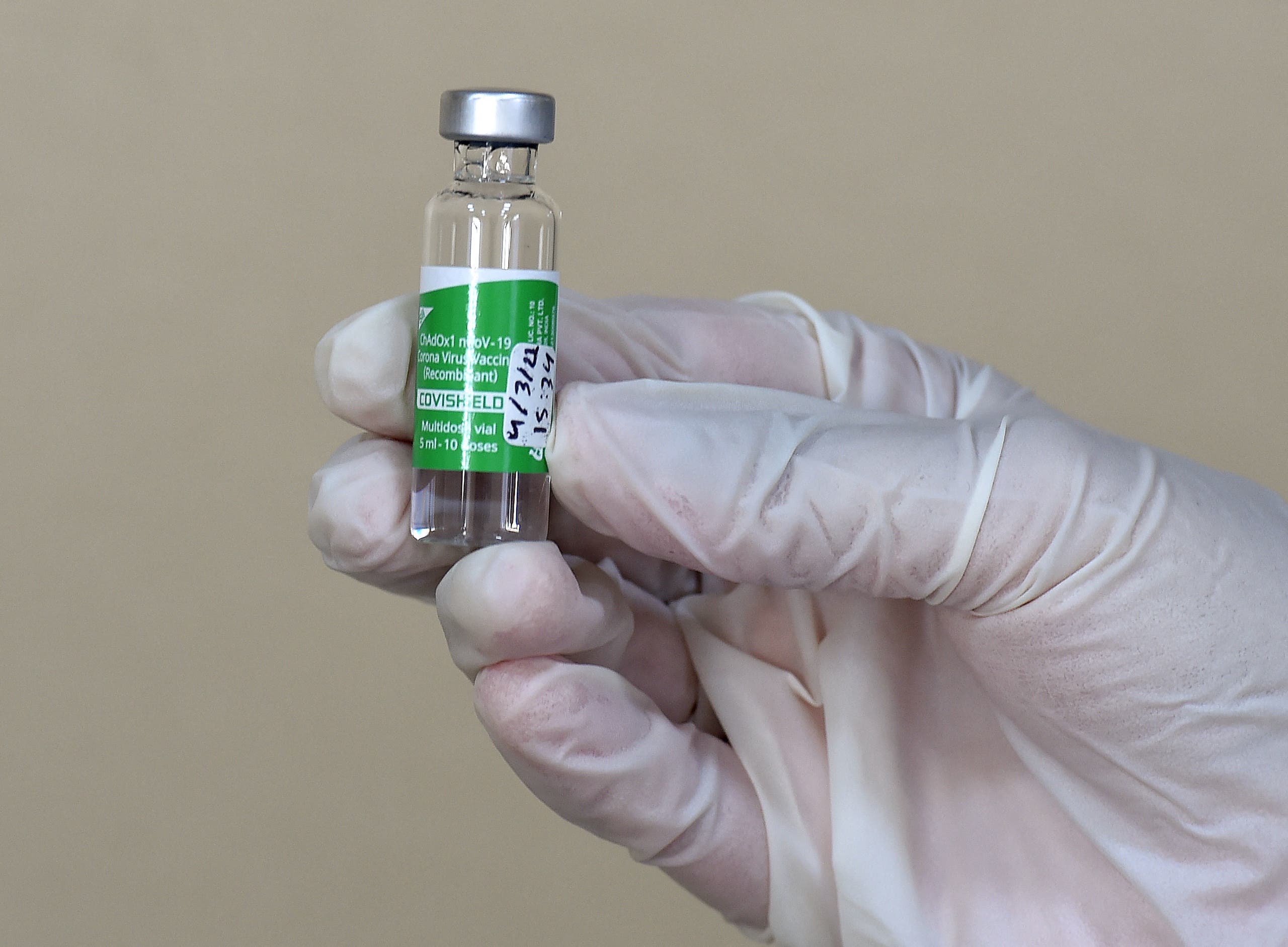 جرعة من لقاح استرازينيكا في مركز تطعيم في الرياض