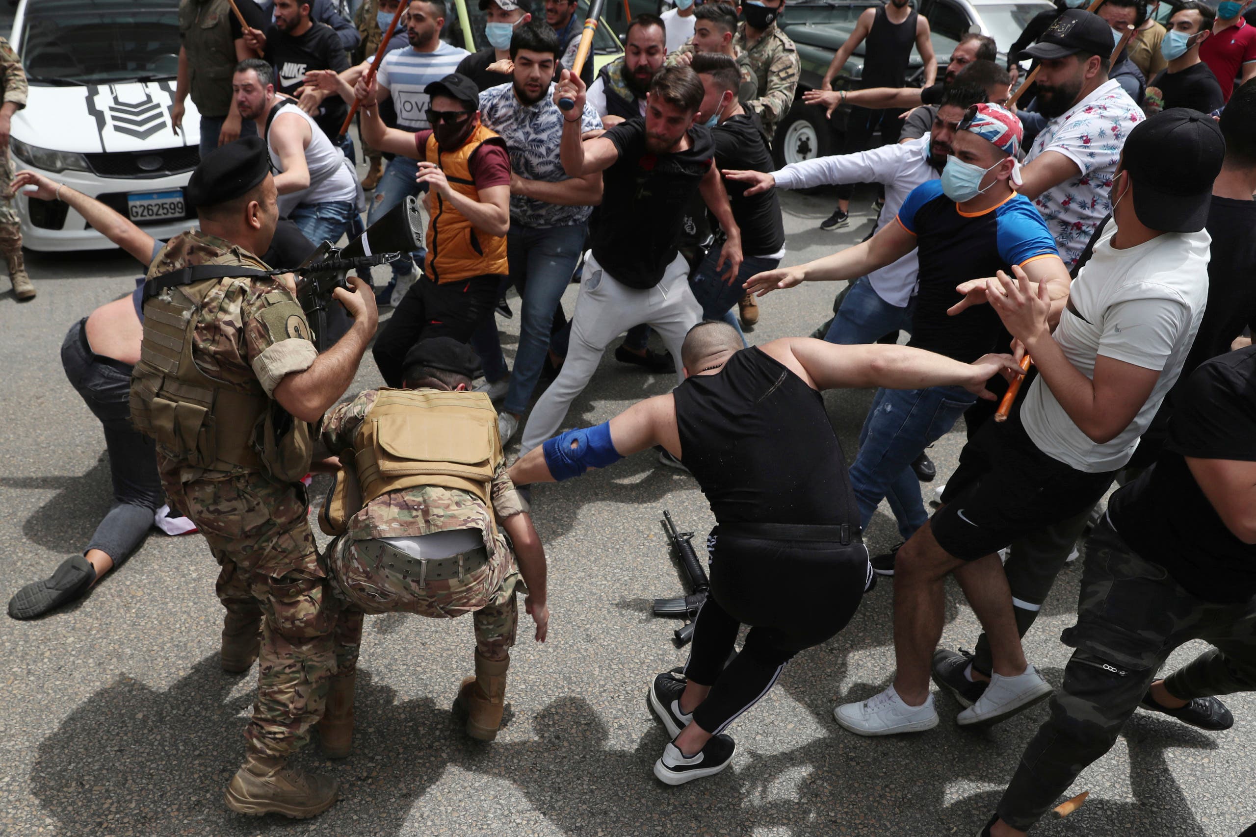 خلاف بين أنصار غادة عون وعويدات أمام قصر العدل في بيروت (أسوشييتد برس)