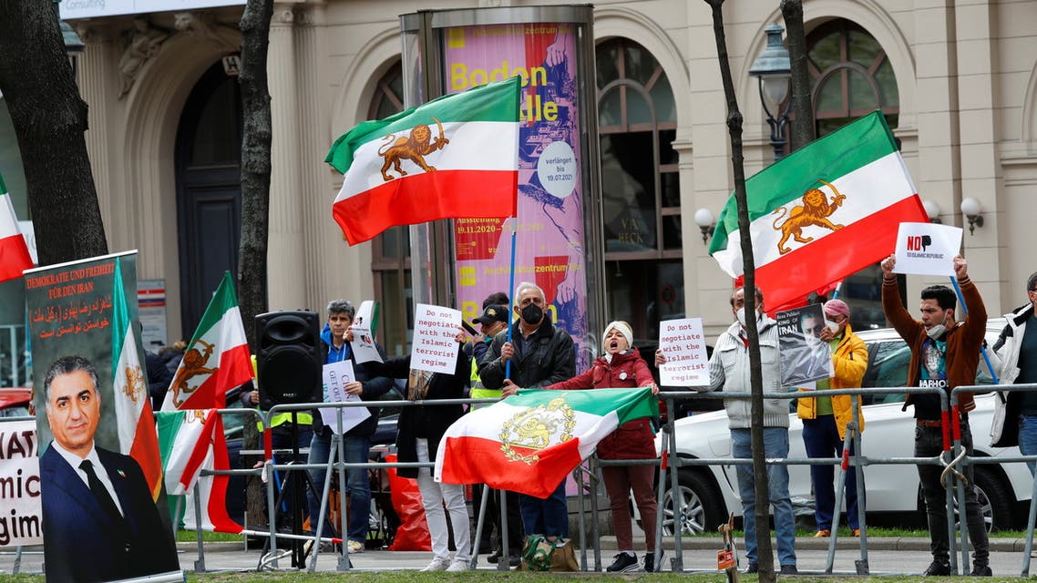 معارضون  أمام الفنددق حيث تجري المباحثات حول نووي إيران في فيينا (أرشيفية- رويترز)