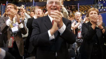 Former Vice President Walter Mondale (C) applauds at the Democratic National Convention in Boston, Massachusetts on July 28, 2004. (Reuters)