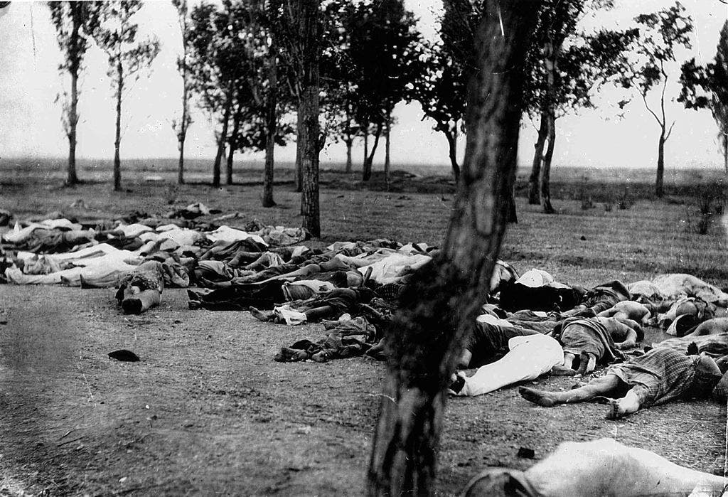 صورة لعدد من الضحايا الأرمن الذين سقطوا سنة 1915 خلال الإبادة