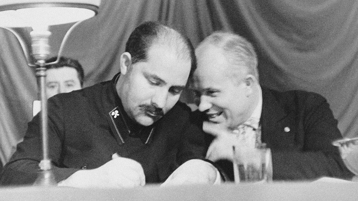 كاغانوفيتش رفقة خروتشوف عام 1935