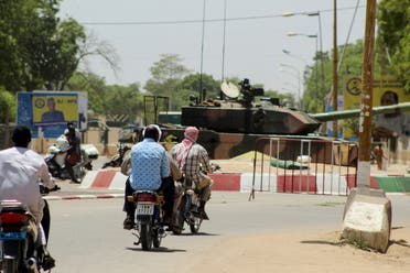 دبابة تابعة لجيش تشاد بالقرب من قصر الرئاسة في نجامينا