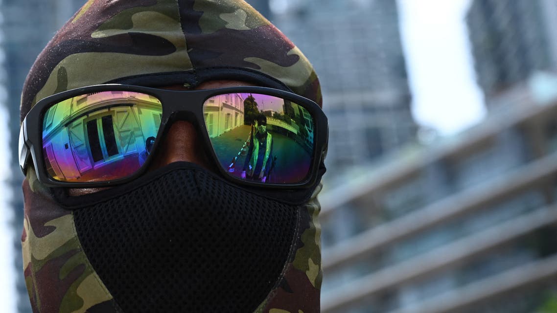 A migrant worker wears a face mask as a preventive measure against the spread of the COVID-19 coronavirus, while working along the Singapore River in Singapore on May 19, 2020. (File photo: AFP)