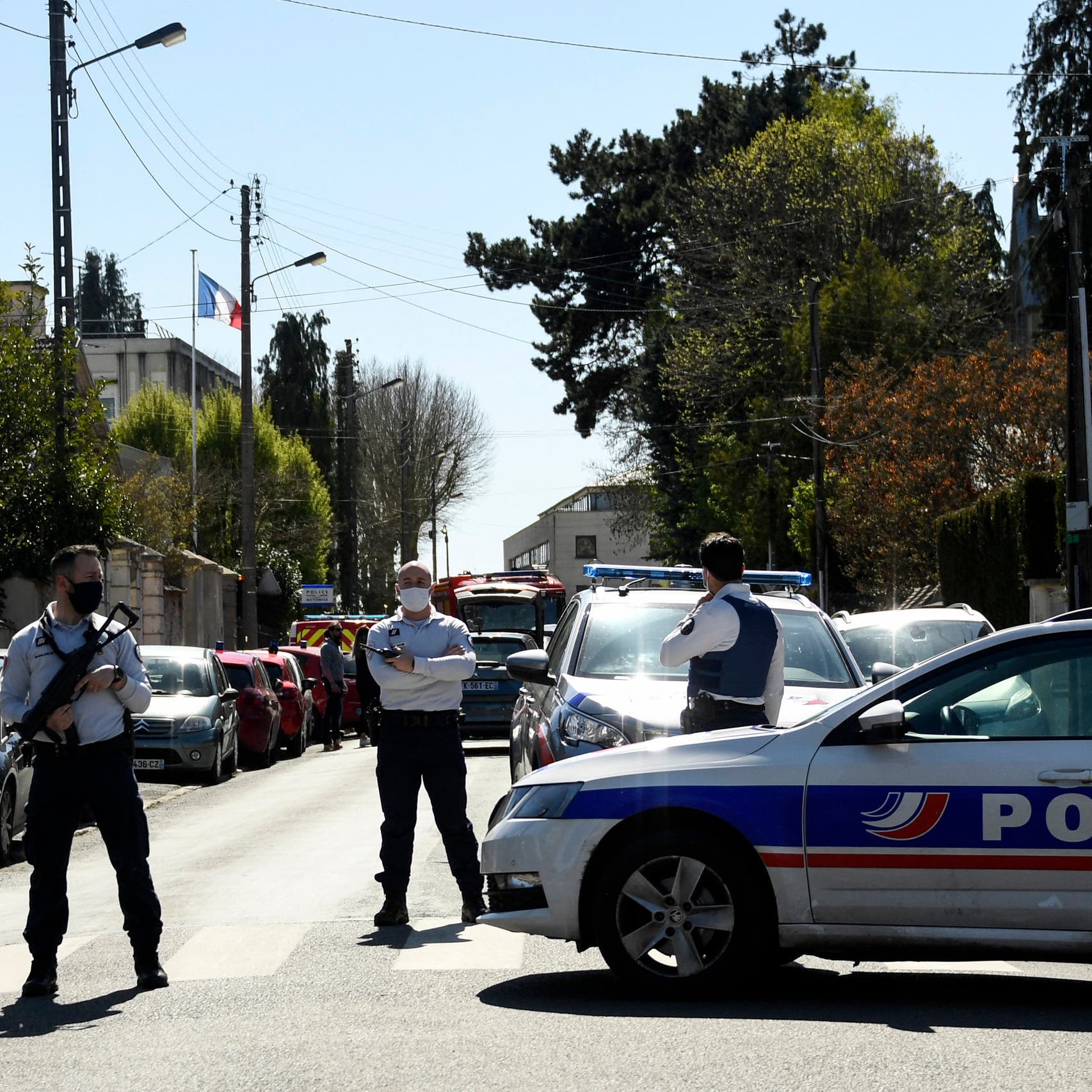 مقتل شرطية فرنسية طعناً ومهاجم تونسي بالرصاص.. ماكرون: لن نستسلم للإرهاب