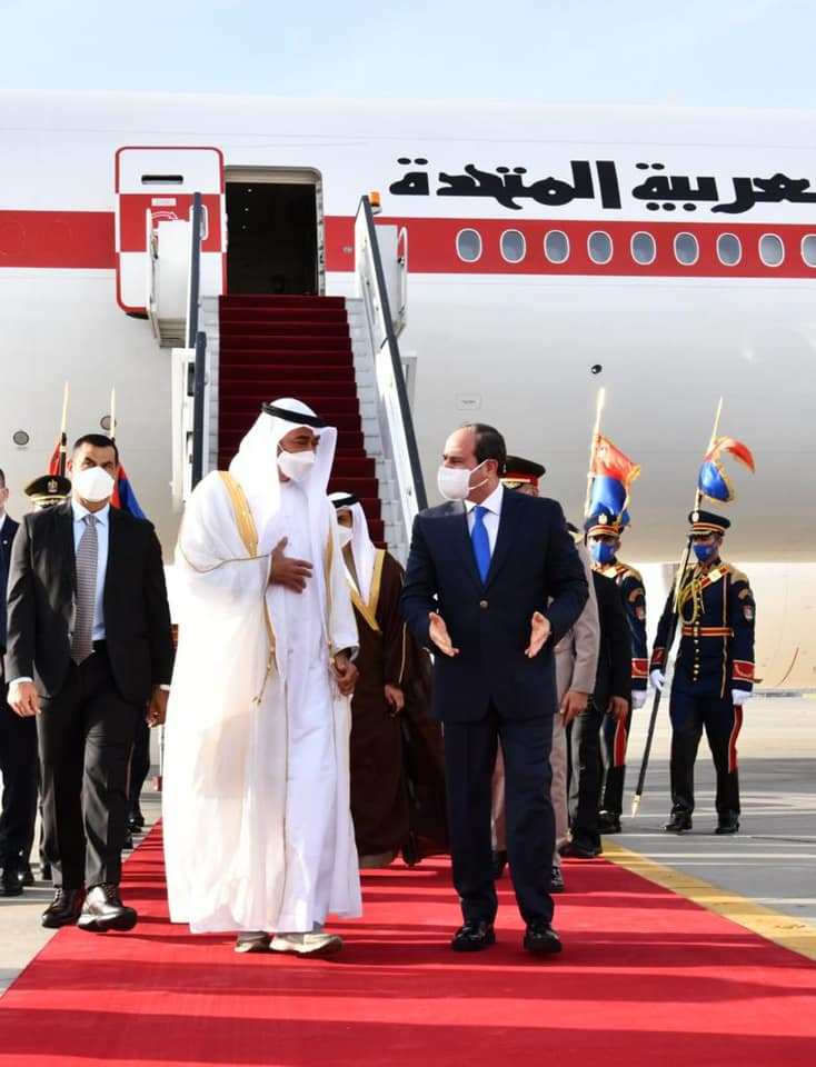 السيسي يستقبل الشيخ محمد بن زايد في المطار
