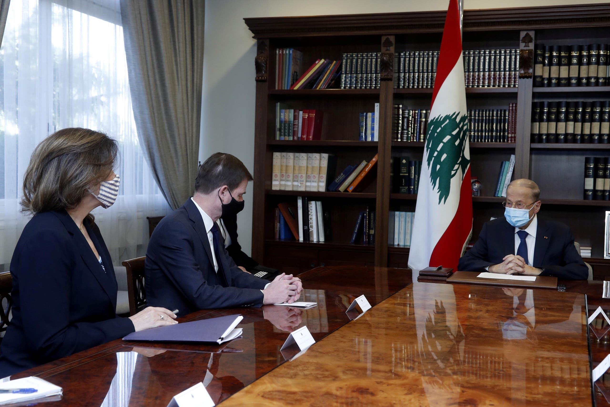 السفير هيل في القصر الجمهوري مع الرئيس اللبناني ميشال عون