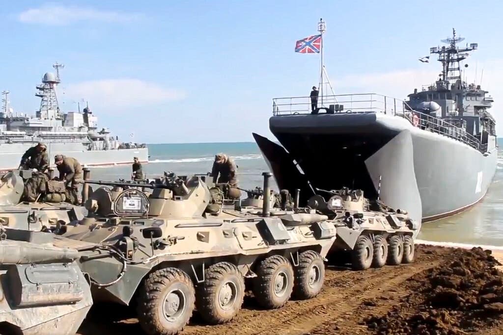 آليات عسكرية وقوات روسية قرب القرم