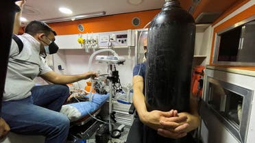 نقل مرضى من مستشفى ابن الخطيب في بغداد (أرشيفية- رويترز 