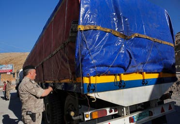 شاحنات لنقل البضائع على الحدود اللبنانية السورية (أسوشييتد برس)
