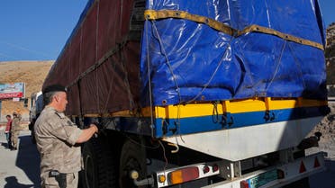 شاحنات لنقل البضائع على الحدود اللبنانية السورية (أسوشييتد برس)
