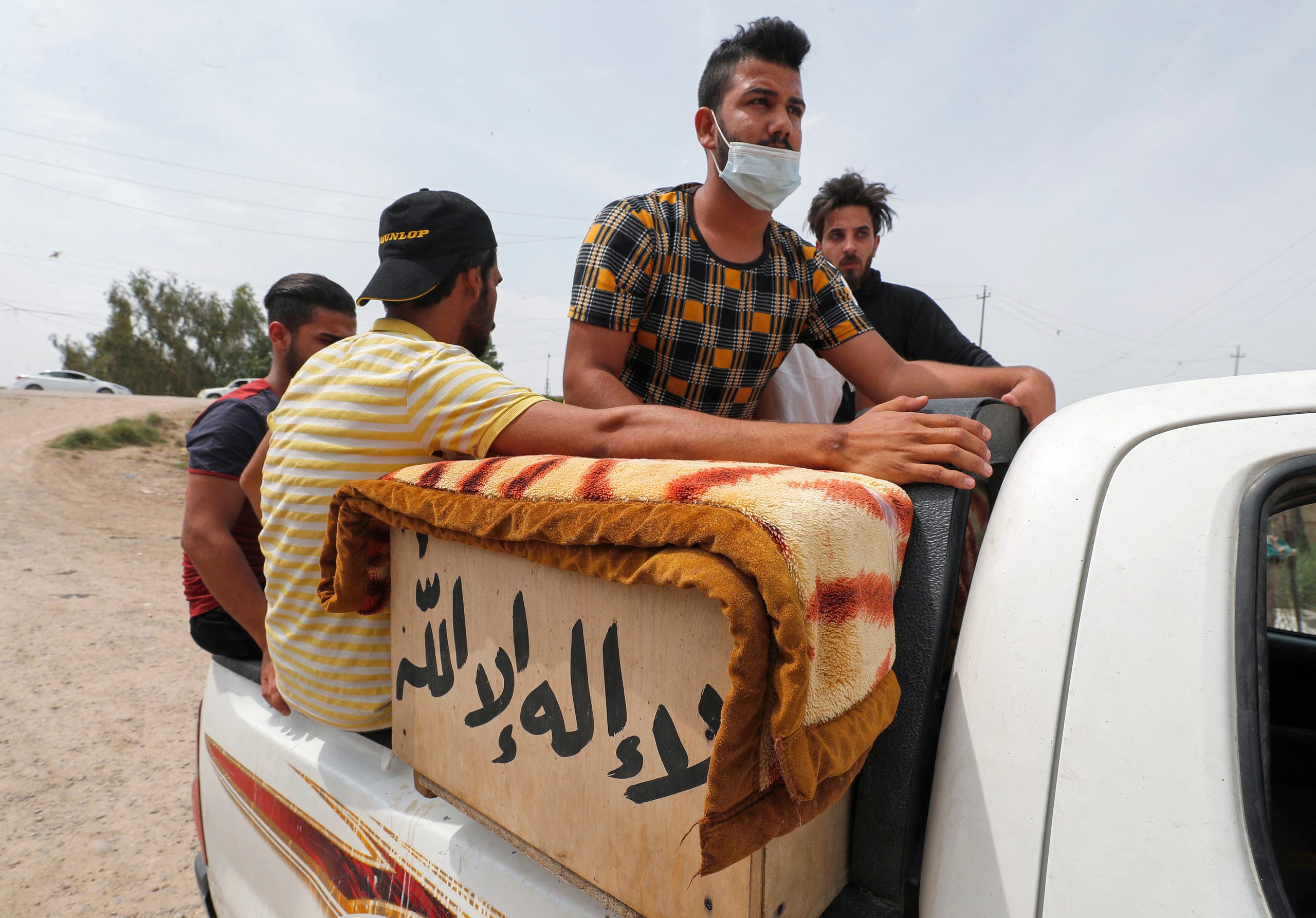 عراقيون يدفنون ضحايا مستشفى ابن الخطيب في بغداد (أرشيفية- فرانس برس)
