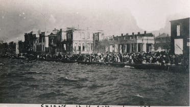 صورة لأعداد كبيرة من اليونانيين والأرمن عقب تجمعهم قرب الميانء هربا من حريق سميرنا