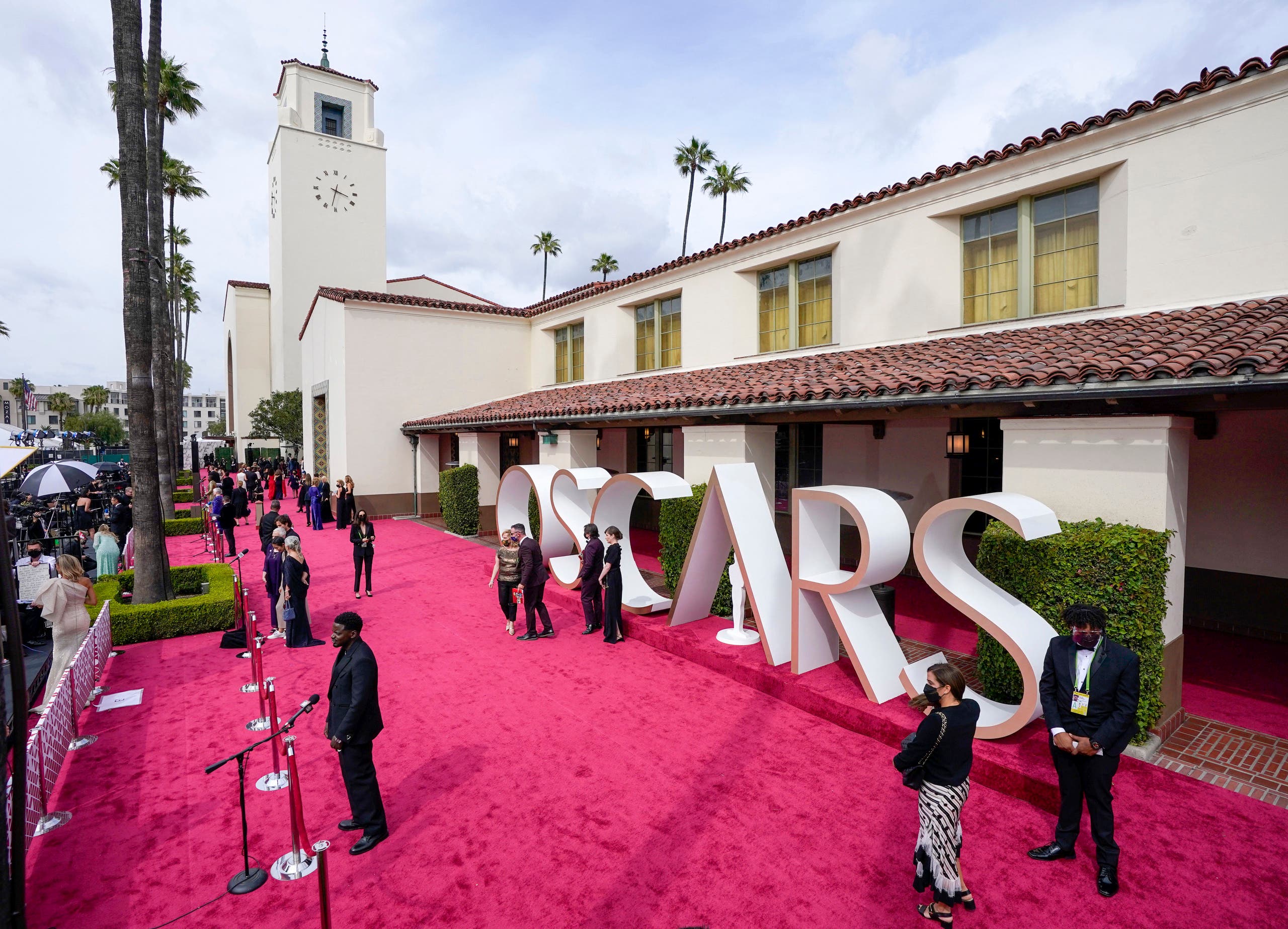 (L-R) Daniel Kaluuya (left) attends the Oscars on Sunday, April 25, 2021, at Union Station in Los Angeles. Mark Terrill-Pool/Getty Images/AFP