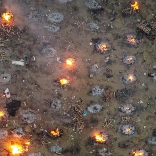 صور مروعة بالهند.. طوابير طويلة لحرق جثث ضحايا كورونا