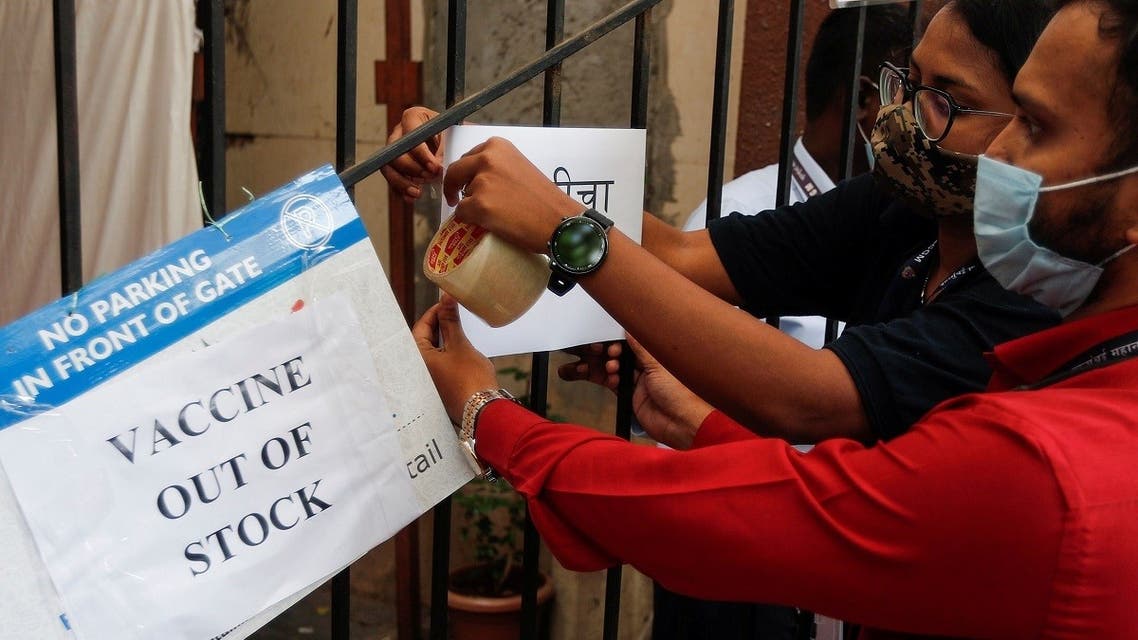 Health workers attach a notice on the shortage of COVID-19 vaccine supplies at a vaccination centre in Mumbai, India, April 8, 2021. (Reuters)